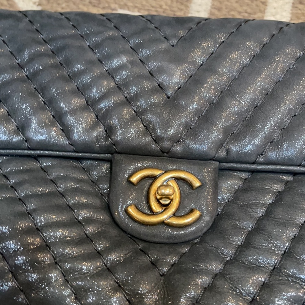 Chanel handbag like new only used a few times - Picture 12 of 16